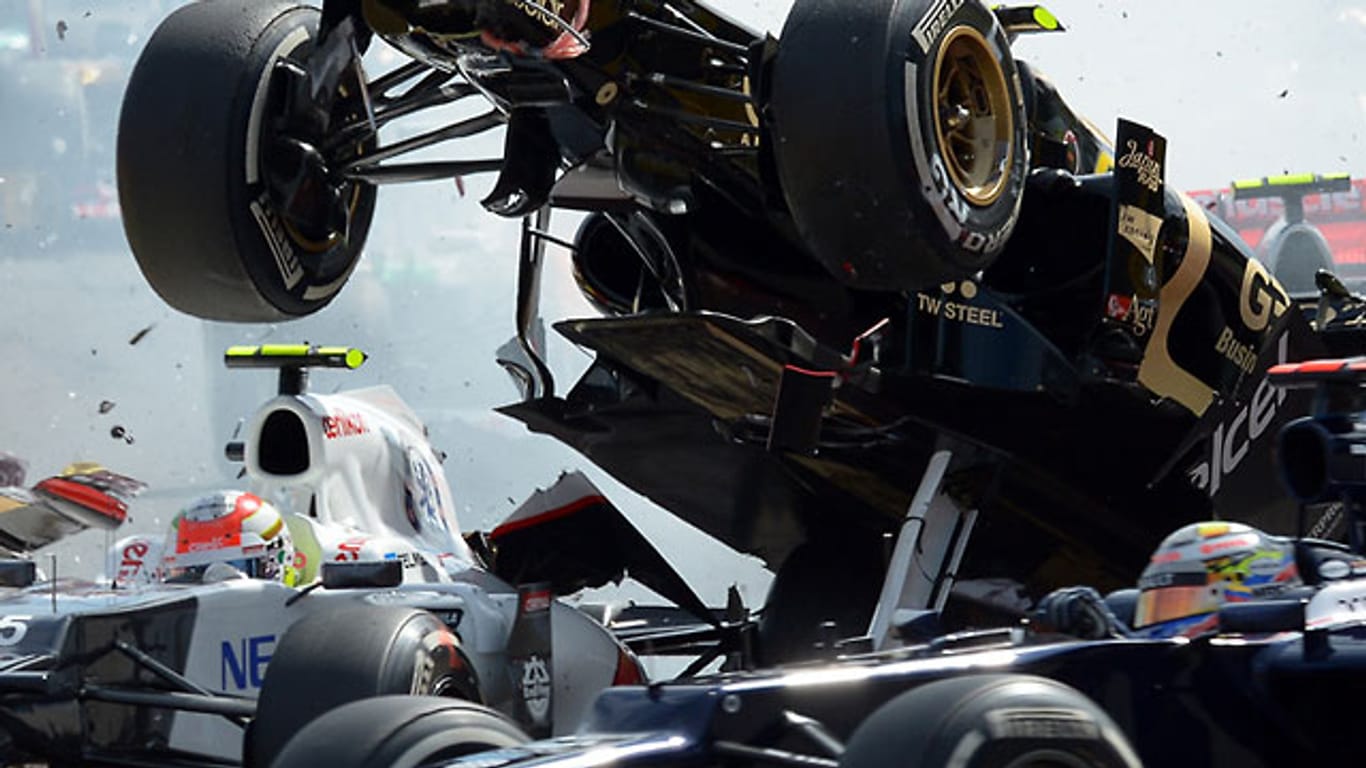 Der Bolide von Roman Grosjean (in schwarz) beim Start des Rennens in Spa