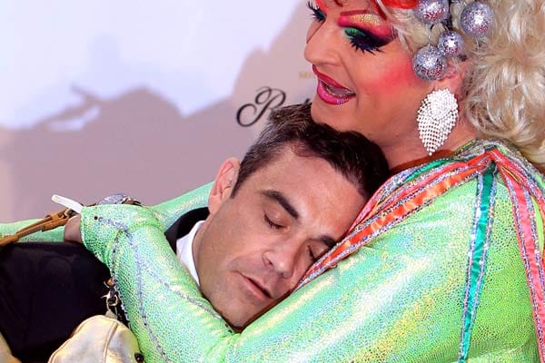 Vor der Verleihung: Superstar Robbie Williams mit dem Travestiekünstler Olivia Jones.