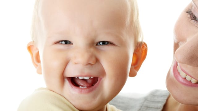 Babyentwicklung: Babys lernen Lachen und Humor von ihren Eltern