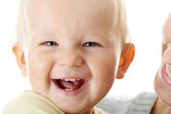 Babyentwicklung: Babys lernen Lachen und Humor von ihren Eltern