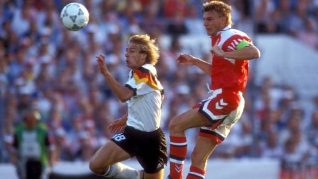 Lars Olsen (re.) im EM-Finale 1992 gegen Jürgen Klinsmann.