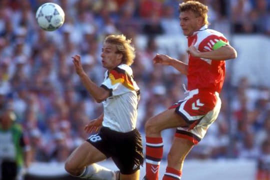 Lars Olsen (re.) im EM-Finale 1992 gegen Jürgen Klinsmann.