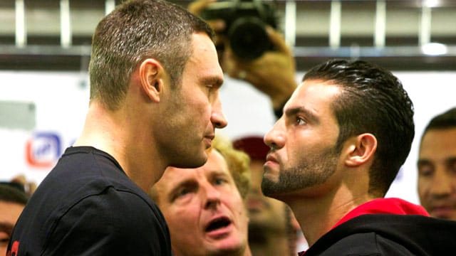 Böse Blicke beim Wiegen: Box-Weltmeister Vitali Klitschko (li.) und sein Herausforderer Manuel Charr