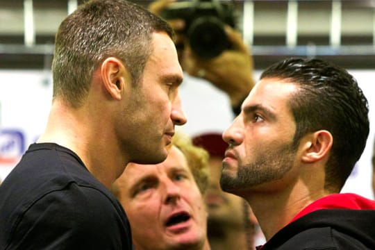 Böse Blicke beim Wiegen: Box-Weltmeister Vitali Klitschko (li.) und sein Herausforderer Manuel Charr