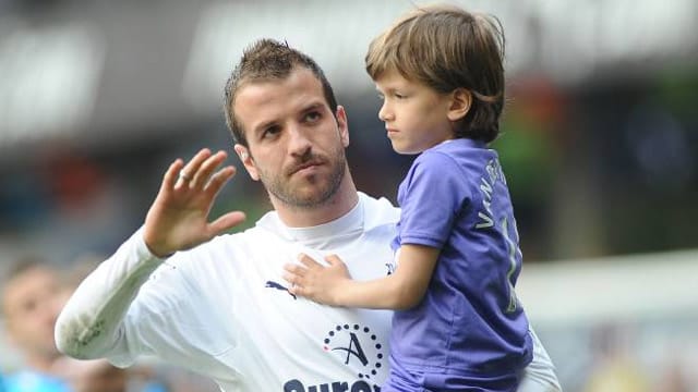 Rafael van der Vaart mit seinem Sohn Damian in England.