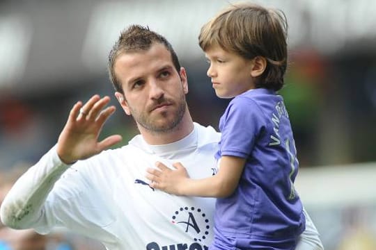 Rafael van der Vaart mit seinem Sohn Damian in England.