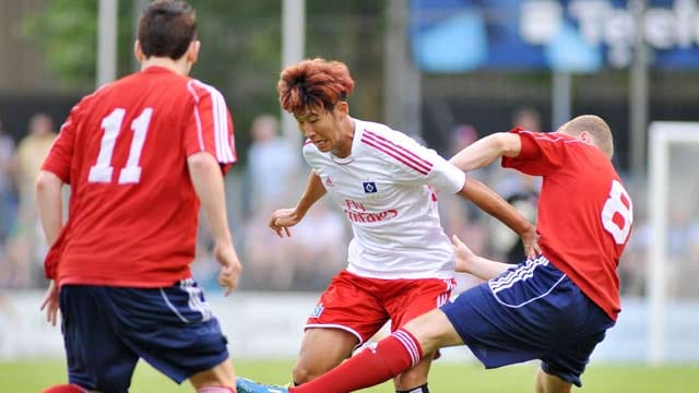 HSV-Stürmer Heung Min Son (Mitte) setzt bei einem Testspiel gegen Eintracht Norderstedt zum Dribbling an.