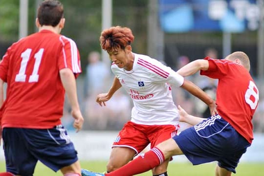 HSV-Stürmer Heung Min Son (Mitte) setzt bei einem Testspiel gegen Eintracht Norderstedt zum Dribbling an.