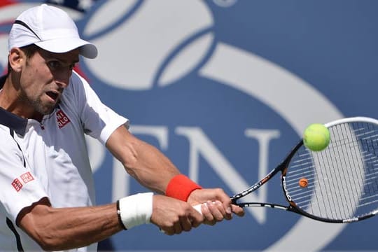 Novak Djokovic hat den Ball fest im Blick.