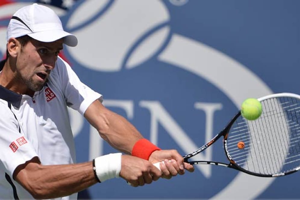 Novak Djokovic hat den Ball fest im Blick.