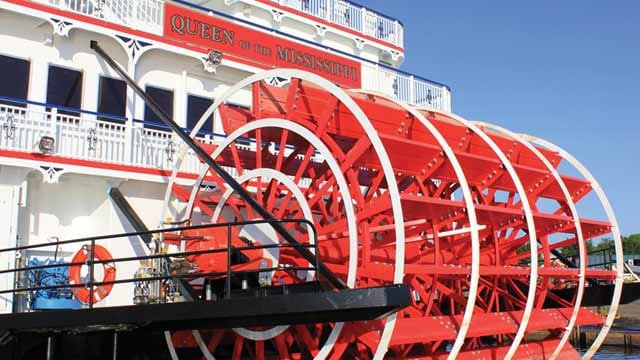 Der Flussdampfer mit historischem Antrieb kann 150 Passagiere beherbergen