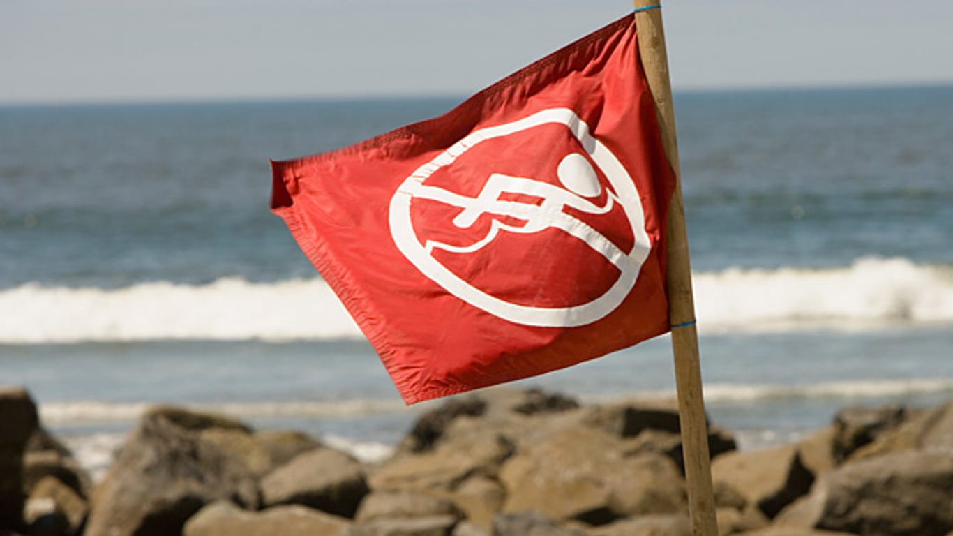 Ist die rote Flagge am Strand gehisst, muss auf das Baden verzichtet werden (Symbolbild)