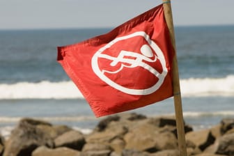 Ist die rote Flagge am Strand gehisst, muss auf das Baden verzichtet werden (Symbolbild)