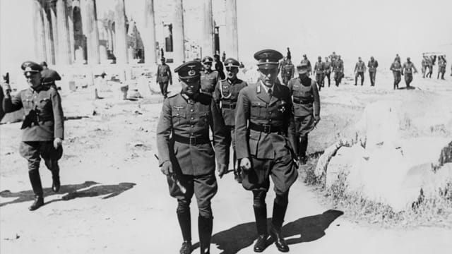 Der Oberbefehlshaber des Heeres, Generalfeldmarschall Walther von Brauchitsch (Mitte, li.), besichtigt im Jahr 1941 die Akropolis Der Oberbefehlshaber des Heeres, Generalfeldmarschall Walther von Brauchitsch (Mitte, li.), besichtigt im Jahr 1941 die Akropolis