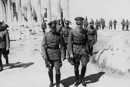 Der Oberbefehlshaber des Heeres, Generalfeldmarschall Walther von Brauchitsch (Mitte, li.), besichtigt im Jahr 1941 die Akropolis