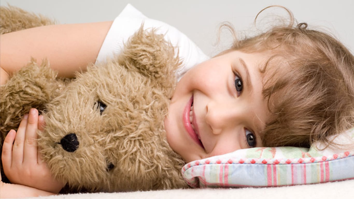 Schlafstörungen bei Kindern: Ein Kuscheltier gibt Kindern Sicherheit und hilft beim Einschlafen.