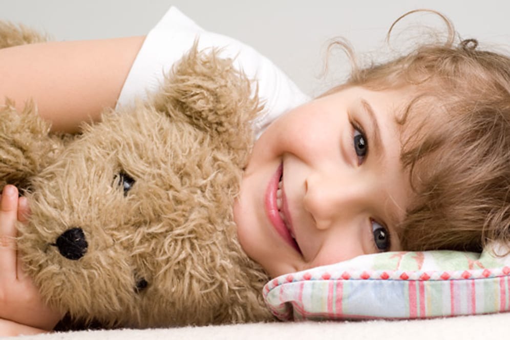 Schlafstörungen bei Kindern: Ein Kuscheltier gibt Kindern Sicherheit und hilft beim Einschlafen.