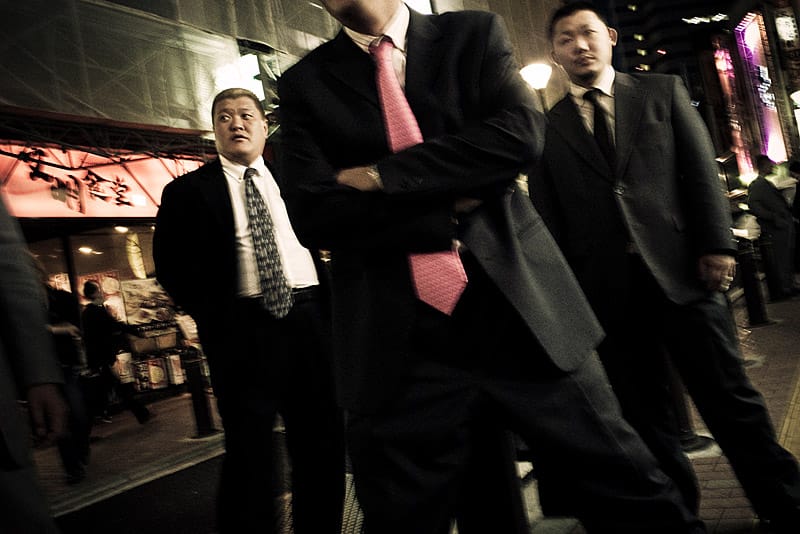Mitglieder der Yakuza posieren in den Straßen des Rotlichtbezirks Shinjuku in Tokio. Mitglieder der Yakuza posieren in den Straßen des Rotlichtbezirks Shinjuku in Tokio.