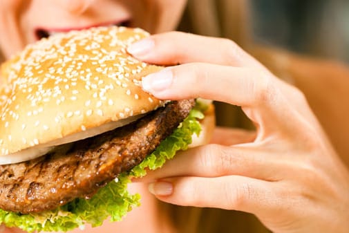 Fastfood am späten Abend: Nach dem Kino- oder Theaterbesuch klagen die meisten Männer Hunger. Also rein in die Frittenbude und einen Burger bestellt! Frauen haben dann die Alternative, dabeizusitzen und ihm beim Essen zuzuschauen oder aus Solidareität mitzufuttern. Die meisten entscheiden sich für die zweite Variante und ärgern sich hinterher über die Kalorienkatastrophe.