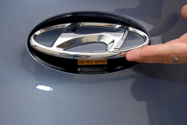 Hinter dem Hyundai-Logo verbirgt sich die Rückfahrkamera.