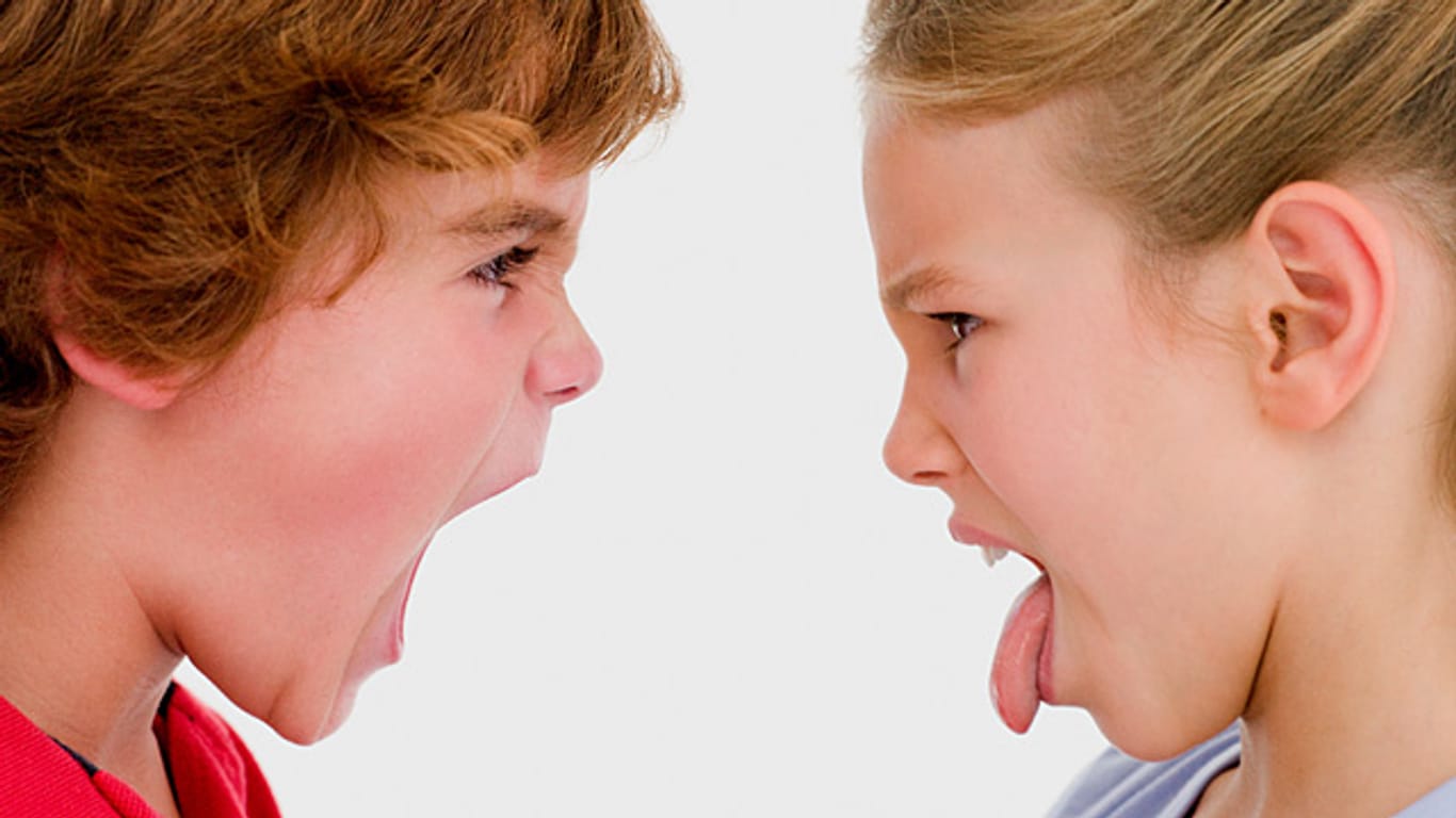Wenn Geschwister streiten, sollten sich Eltern erst mal raushalten.