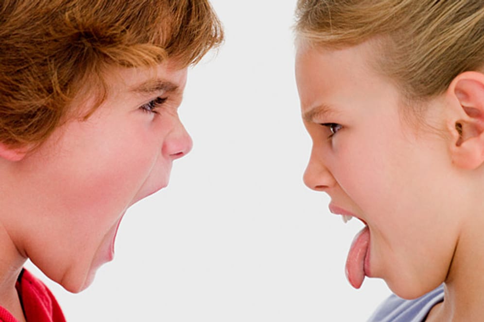 Wenn Geschwister streiten, sollten sich Eltern erst mal raushalten.