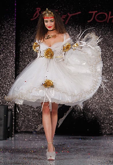 Dieses Model trägt ein luftiges Babydoll aus der Frühjahrs-Kollektion 2013 von Bestey Johnson. Dieses Model trägt ein luftiges Babydoll aus der Frühjahrs-Kollektion 2013 von Bestey Johnson.