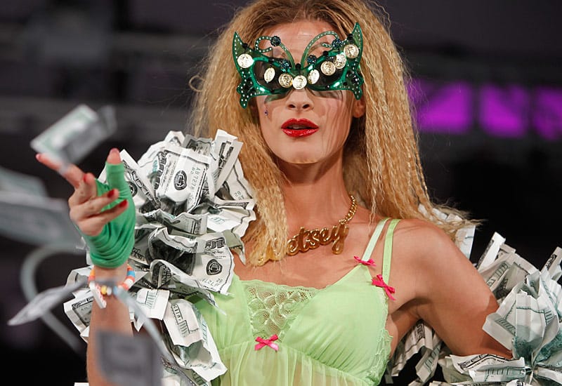 Einmal gewaschen und die witzige Kreation von Betsey Johnson ist zerstört. Einmal gewaschen und die witzige Kreation von Betsey Johnson ist zerstört.