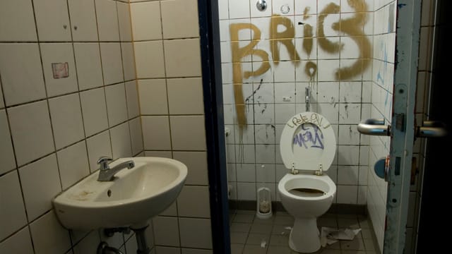 Schultoilette - Vandalismus, Dreck, Ekel, Mobbing.