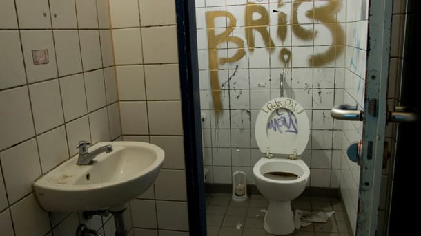 Schultoilette - Vandalismus, Dreck, Ekel, Mobbing.