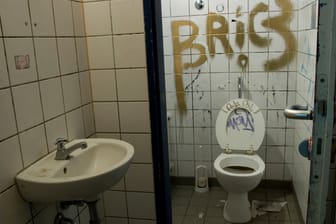 Schultoilette - Vandalismus, Dreck, Ekel, Mobbing.