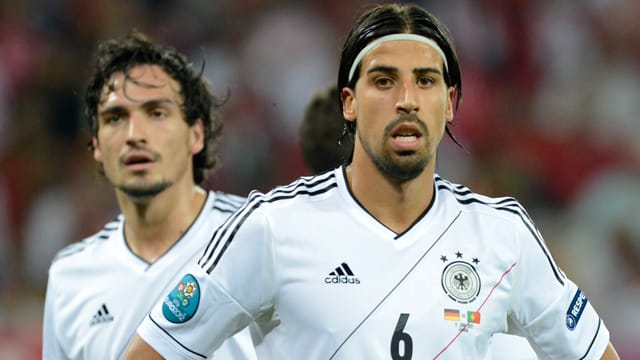 Mats Hummels (li.) und Sami Khedira schlagen nach dem Österreich-Spiel kritische Töne an. Mats Hummels (li.) und Sami Khedira schlagen nach dem Österreich-Spiel kritische Töne an.