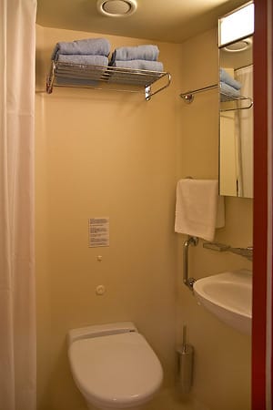Fast schon Luxus für eine Crew-Kabine: Die Dusche ist von der Toilette durch einen Vorhang getrennt.