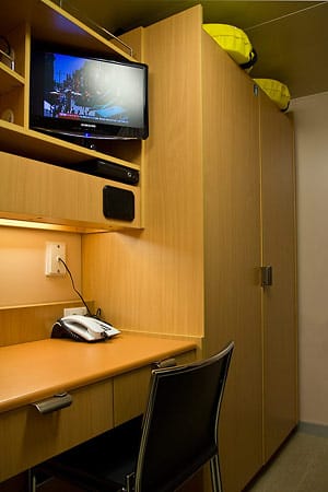 Ein kleiner Arbeitsplatz und ein Fernseher findet sich in der Crew-Kabine.