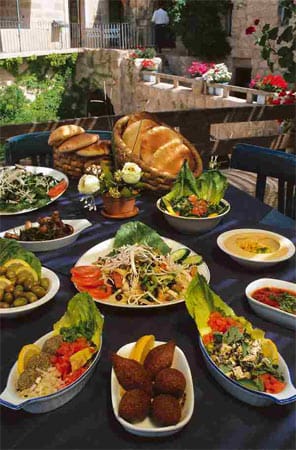 In Jordanien spielt Essen eine wichtige Rolle und ist großer Bestandteil des kulturellen und sozialen Lebens; die jordanische Gastfreundschaft ist auch deshalb berühmt. Die landestypische Küche ist eine Mischung aus den Kochkünsten der Beduinen und der arabischen Küche.