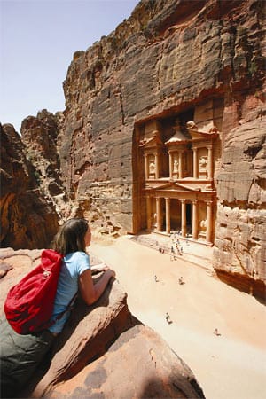 Nicht nur Natur, auch Kultur können Jordanien-Reisende erleben, zum Beispiel in Petra, der rosaroten Felsenstadt inmitten der Wüste Edom.