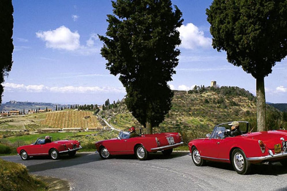 Fahrt in einer Flotte historischer Alfa Romeo Cabrios.