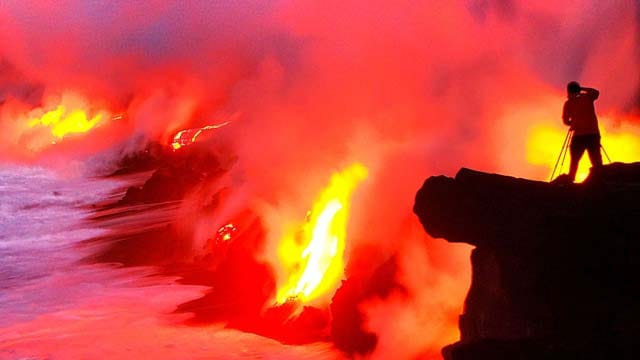 Mächtige Urgewalt: Lava und Wasser treffen auf Hawaii zusammen