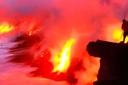 Mächtige Urgewalt: Lava und Wasser treffen auf Hawaii zusammen
