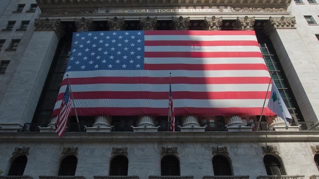 Eine US-Flagge an der Wall Street