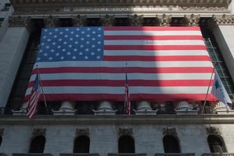 Eine US-Flagge an der Wall Street