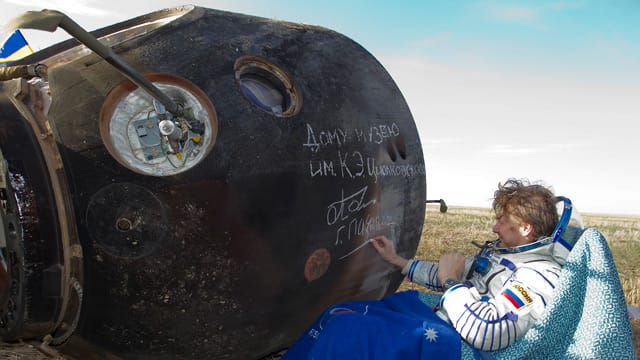 Astronaut Padalka verewigt sich nach der Landung auf der Sojus-Kapsel.