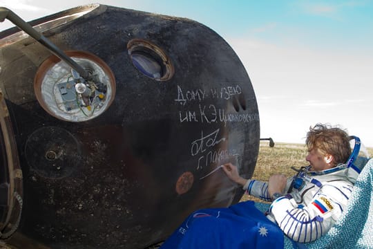 Astronaut Padalka verewigt sich nach der Landung auf der Sojus-Kapsel.