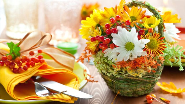 Als herbstliche Tischdeko in der Erntedankzeit bieten sich Arrangements aus saisonalen Früchten und Blumen an.