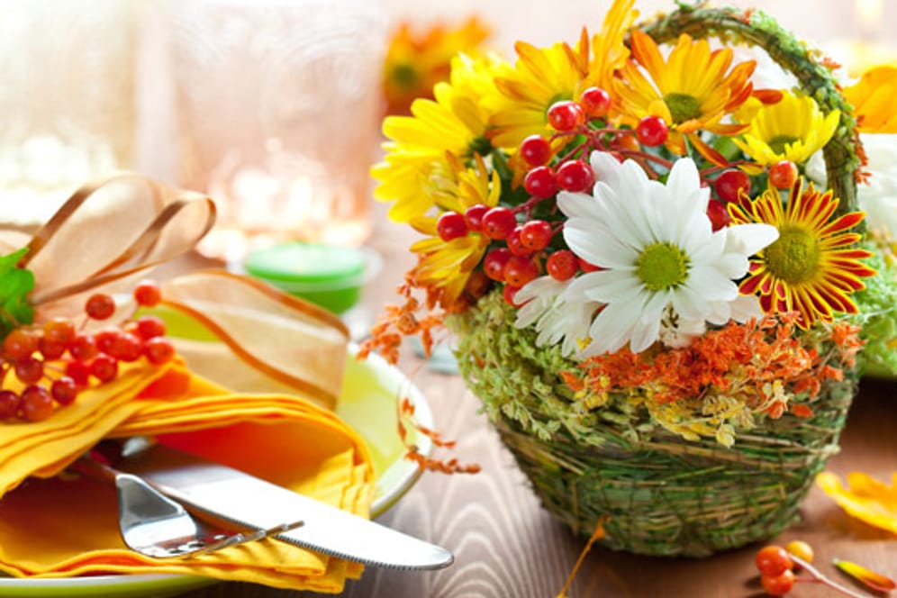 Als herbstliche Tischdeko in der Erntedankzeit bieten sich Arrangements aus saisonalen Früchten und Blumen an.
