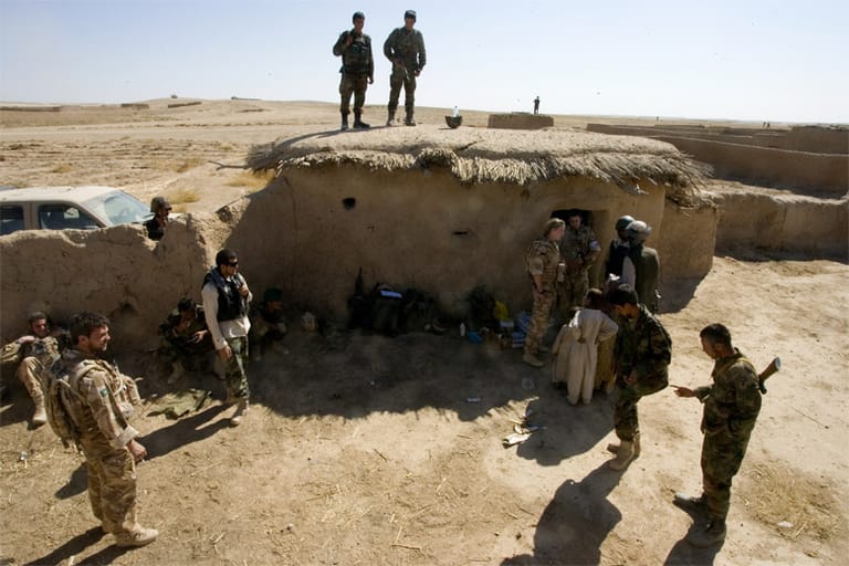 Umringt von britischen und afghanischen Soldaten spricht Captain Liz Barneby in der Provinz Helmand mit Einheimischen.