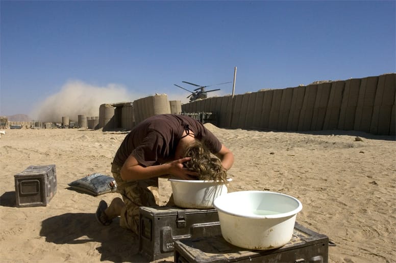 Captain Liz Barneby wäscht sich in einem Camp in der afghanischen Provinz Helmand die Haare in einem Plastikeimer.