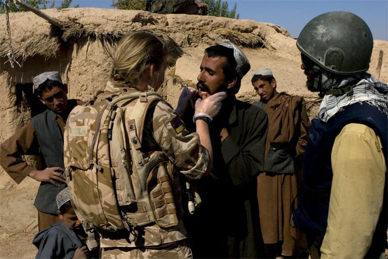 Captain Liz Barneby untersucht das Zahnfleisch eines Afghanen und leistet medizinische Hilfe.