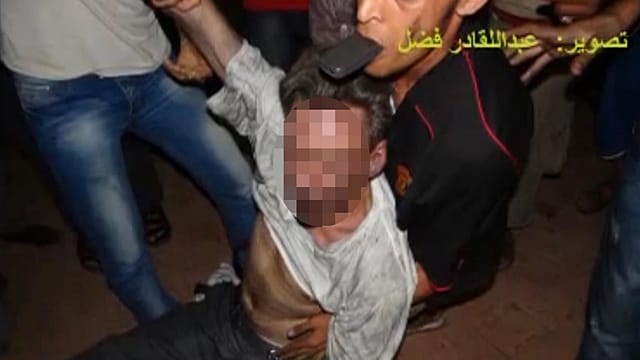 Angriff auf US-Konsulat in Bengasi: ein Bild aus dem Video, das dokumentiert, wie Libyer den tödlich verletzten US-Botschafter Chris Stevens ins Krankenhaus bringen Angriff auf US-Konsulat in Bengasi: ein Bild aus dem Video, das dokumentiert, wie Libyer den tödlich verletzten US-Botschafter Chris Stevens ins Krankenhaus bringen