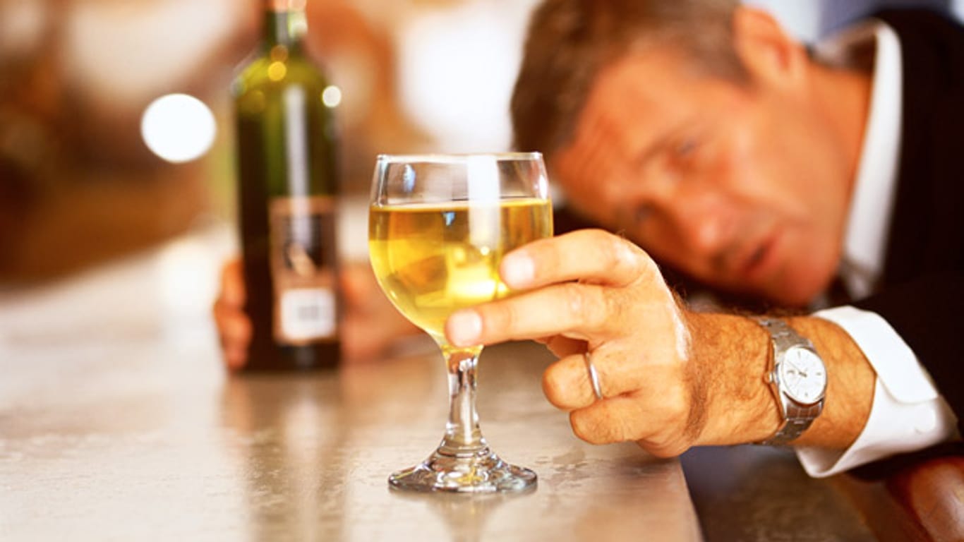 Bei Depression greifen Männer oft zu Alkohol.